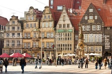 마르크트 광장 브레멘행 독일 스톡 사진 523577789 | iStock Locals and tourists walking past medieval Roland statue on... 
