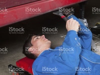 정비공 수리 카폰에 스톡 사진 511738123 | iStock Mechanic repairing a a car in a garage