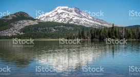 산 호수 스톡 사진 541838750 | iStock South Sister mountain and Sparks Lake in the central Oregon Cascade...