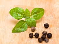 페퍼콘 및 채소 한 압살했다 플라테 스톡 사진 178371983 | iStock peppercorn and greens on a wooden plate