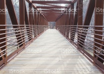 원근 내부 금속면의 보행자 다리 스톡 사진 180834332 | iStock This is a horizontal, color photograph of a rust colored, metal...