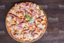 피자 On 목재 테이블 상단 뷰 스톡 사진 518397340 | iStock pizza with bacon ham and sausage on wooden table, Top view
