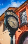 산타 바바라 올드 타운 시계 스톡 사진 811025562 | iStock Vintage clock and vibrant buildings in the Old Town district of Santa...