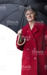 노인 여성 컨트리 소로 스톡 사진 183834373 | iStock Desaturated shot of senior woman in saturated red coat and black...
