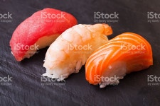 세트 로세아 스시 스톡 사진 531941880 | iStock Close-up of set of tree sushi with salmon, tuna and shrimp on a black...