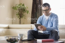 미소 남자 태블릿 Pc 집에서요 스톡 사진 501649793 | iStock Smiling man using tablet PC at home