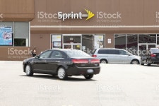 스 프린트 스톡 사진 458611139 | iStock A person standing next to a Sprint store in Central Plaza Shopping...