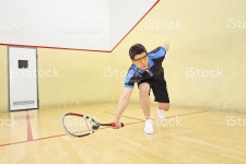 스쿼시 플레이어 때리기 공 스톡 사진 137847794 | iStock A young squash player hitting a ball in a squash court