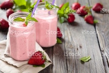 스트로우베리 밀크세이크 스톡 사진 481952730 | iStock Fruit smoothie with mint leaves on wooden rustic table.