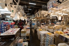 츠키지 어시장 도쿄 일본 스톡 사진 530705695 | iStock People at the Tsukiji Fish Market, it is the biggest wholesale fish...