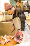 츠키지 어시장 도쿄 일본 스톡 사진 531617608 | iStock A Japanese man prepares to carve up the carcass of a huge tuna which...