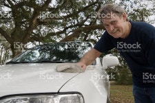 만만왁싱(MAN MAN WAXING) | 왁스칠 Car 스톡 사진 140394527 | iStock man waxing the car in his yard