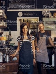 투컵스커피(Two cups coffee) | 직접 로스팅한 최고 수준의 커피를 스톡 사진 512218368 | iStock Cropped portrait of two young people working in their coffee...