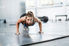 여자는 판자를 하 고 스톡 사진 687968478 | iStock Woman doing a plank at the gym.