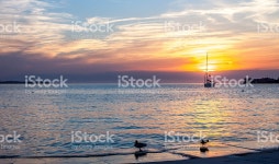 요트 있는 바다빛 앳 선셋 스톡 사진 522484914 | iStock Yacht in sea at sunset can be used as background