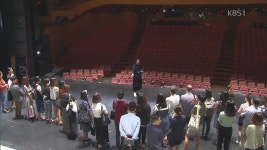 무대 뒤에선 무슨 일이?…‘백스테이지 투어’ 인기 > 뉴스광장 > 문화 > 뉴스 | KBSNEWS 무대 뒤에선 무슨 일이?…‘백스테이지 투어’ 인기