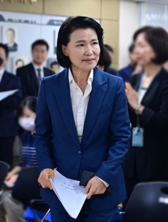 출근 이틀 만에 탄핵당한 이진숙 방통위원장 - 국민의힘 비대위 마이너 갤러리