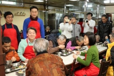 설날 맞아 홍파복지원 찾아 떡국 봉사하는 안철수 내외..:내외신문 ≪내외신문≫ 설날 맞아 홍파복지원 찾아 떡국 봉사하는 안철수 내외..