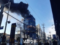 [포토뉴스] 부산 하단역 근처 18층짜리 건물서 화재… ‘소방... [포토뉴스] 부산 하단역 근처 18층짜리 건물서 화재… ‘소방 대응1단계 발령’