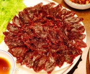 한국일보_보리밥,누른국수,납작만두...10000원으로 누리는 정감 뷔페 한국일보 : 세상을 보는 균형