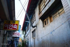 한국일보_온금동 달동네서 여인숙골목까지... 징한 공간들 한국일보 : 세상을 보는 균형