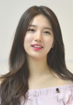 아픈 역사 기억하자 수지의 배지가 시선 끈 까닭 | 한국일보