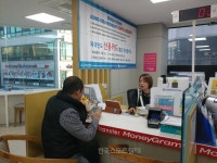 안산 원곡동에 누나가 떴다…우리은행 외환송금센터의 하루 | 한국일보