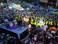 7일 자정부터 사드 추가배치 작전 본격 돌입...오전6시 막바지 대치 | 한국일보 오늘 새벽, 사드기지 인근 성주군 소성리 마을회관 모습 | 한국일보