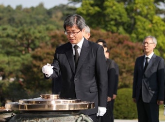 김명수 대법원장 첫 공식일정 현충원 방문 김명수 대법원장 첫 공식일정 현충원 방문 | 한국일보