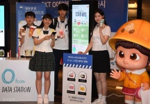 [포토] SK텔레콤, 학생들 무료데이터 받을 수 있는 충전소 설치 | 한국일보