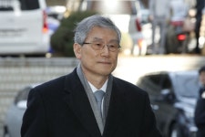 [포토] 영장심사 받으러 온 고영한 전 대법관 | 한국일보