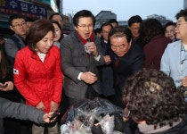새벽 남대문시장서 김밥·떡 사먹는 황교안 대표 | 한국일보