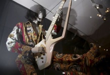 [포토] ‘지미 헨드릭스의 기타’ 등 로큰롤의 전설 담은 전시회 | 한국일보