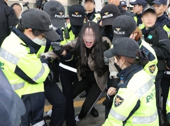 '나경원 사퇴하라' 의원실 점거한 대학생들…경찰에 연행 '나경원 사퇴하라' 의원실 점거한 대학생들…경찰에 연행 | 한국일보