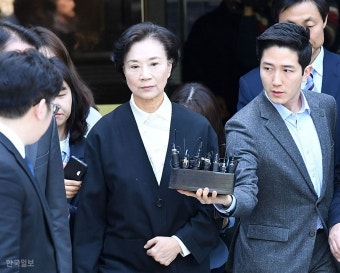 [포토] 첫 공판 출석한 이명희·조현아 모녀 이명희ㆍ조현아 모녀 외국인 가사도우미 불법고용 관련 첫 재판