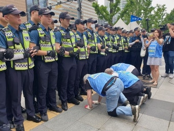 트럼프 방한 이틀째, 도심서는 한반도 평화 촉구 집회… 경찰과 충돌도 '트럼프 방한' 곳곳 집회… 경찰과 충돌도 | 한국일보