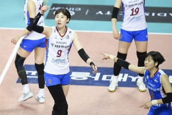 한선수, 5년 연속 배구 ‘연봉킹’… 양효진은 7년 연속 ‘연봉퀸’ | 한국일보
