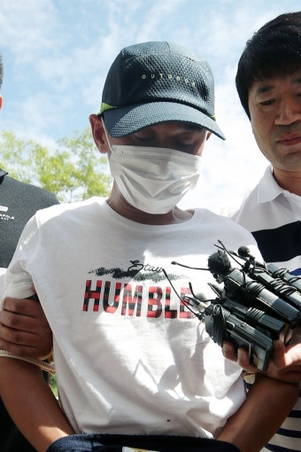 ‘베트남인 아내 폭행’ 남편, 마스크 쓴 채 영장심사 출석 | 한국일보