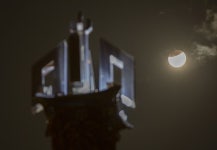 [포토] 아폴로 11호 발사 50주년 맞는 부분월식 | 한국일보