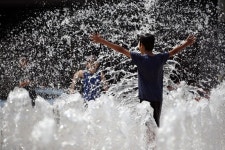 [포토] “너무 더워요” 분수대로 첨벙! | 한국일보