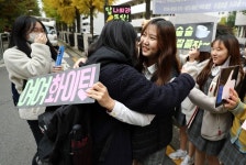 [포토] 후배들 응원 받고 수능 대박! | 한국일보