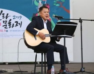 [클릭 이사람]통기타로 시민과 소통하는 공재경 경주시 공보담당 | 한국일보