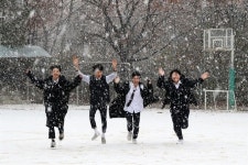 [포토] 함박눈에 추억 만드는 청춘들 | 한국일보