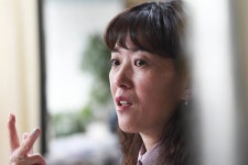 [삶도] 걸그룹 멤버 엄마, 소매치기 어린시절 딛고 100명의 자식 거두기까지 | 한국일보 소매치기 유년기 딛고 100명 자식 보듬는 걸그룹 멤버... 