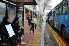 “의자가 따뜻해서 좋아요” 대구 동구 버스정류장에 온열의자 설치 | 한국일보