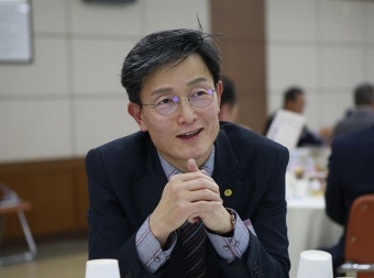 “은밀한 프로젝트…” 공무원 사칭범들 피해자 판단력 흐려 | 한국일보