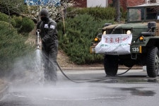 [포토] 한마음아파트 완전무장 방역 | 한국일보