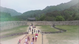 정보] 흙길 밟아 더 정겨운 옛길…문경새재 > 아침뉴스타임 > 생활·건강 > 뉴스 | KBSNEWS [똑! 기자 꿀! 정보] 흙길 밟아 더 정겨운 옛길... 