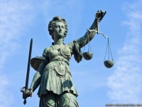 정의의 여신은 눈가리개 안 하는게 정통입니다. : 클리앙