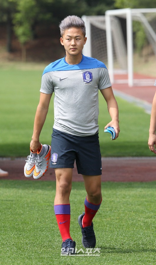 문화체육관광부, 홍명보 감독과의 계약무효 어렵다...내부규정 위반 논란 계속 (96자)